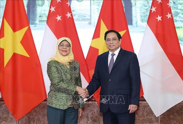 Prime Minister Pham Minh Chinh welcomes Singaporean President Halimah Yacob.