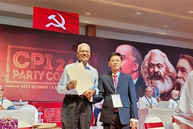  CPI General Secretary Doraisamy Raja (L) and Lam Van Man. 