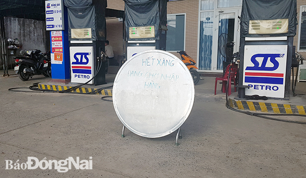 Một cây xăng ở P.Trảng Dài (TP.Biên Hòa) thông báo hết xăng chờ nhập hàng vào chiều 21-10. (Ảnh: Hải Hà)
