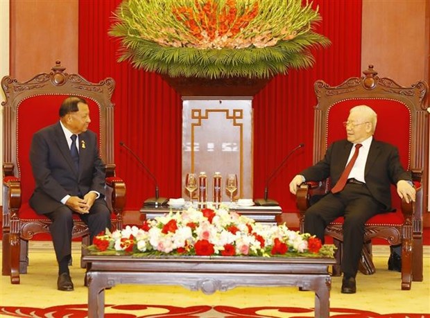 Party General Secretary Nguyen Phu Trong (right) receives President of the Cambodian Senate and Vice President of the ruling Cambodian People's Party (CPP), Samdech Say Chhum.