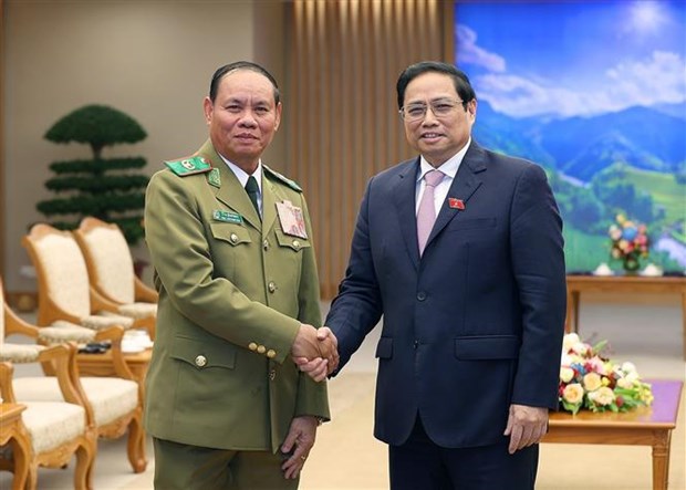 Prime Minister Pham Minh Chinh (right) and Lao Deputy Prime Minister and Minister of Public Security General Vilay Lakhamphong. 