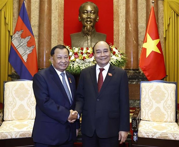 President Nguyen Xuan Phuc (R) and visiting President of the Cambodian Senate Samdech Say Chhum. 