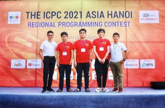 Three Vietnamese have topped the global ranking of the IEEEXtreme Programming Competition, a global challenge that brought thousands of students from around the world together into a 24-hour event.