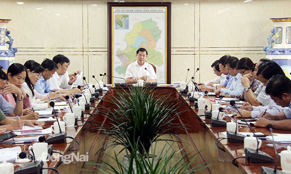 Ủy viên Trung ương Đảng, Bí thư Tỉnh ủy Nguyễn Hồng Lĩnh phát biểu chỉ đạo tại cuộc họp. Ảnh: Hải Quân