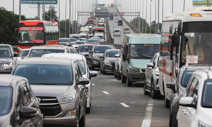 Traffic jam on HCMC - Long Thanh - Dau Giay Expressway, July 2022. Photo by VnExpress/Quynh Tran