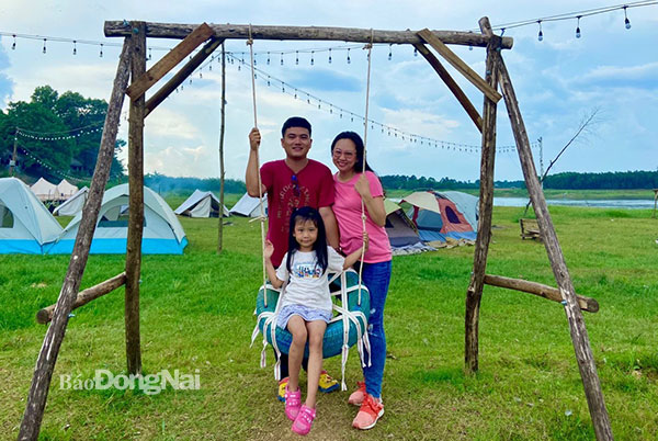 Gia đình anh Cao Minh Nhựt và chị Bùi Thị Khánh Linh dành thời gian cho nhau mỗi khi rảnh rỗi. Ảnh: Gia đình cung cấp