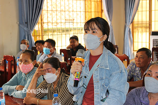 Người dân xã Vĩnh Thanh, H.Nhơn Trạch nêu ý kiến tại hội nghị. Ảnh: Hoàng Lộc