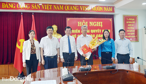 Bí thư Tỉnh ủy Nguyễn Hồng Lĩnh và lãnh đạo các đơn vị của tỉnh chúc mừng đồng chí Hồ Thanh Hồng nhận quyết định về công tác cán bộ