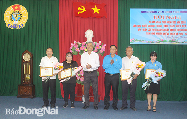 Đại diện Liên đoàn Lao động tỉnh và Công đoàn Viên chức tỉnh trao kỷ niệm chương Vì sự nghiệp xây dựng tổ chức Công đoàn cho các cá nhân.