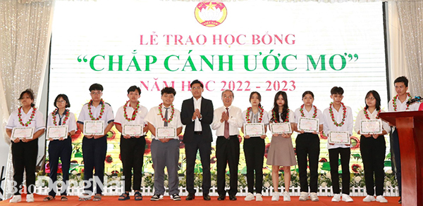 Ủy viên Ban TVTU, Chủ tịch Ủy ban MTTQ Việt Nam tỉnh Cao Văn Quang cùng đại diện nhà tài trợ trao học bổng Chắp cánh ước mơ cho học sinh, sinh viên. 