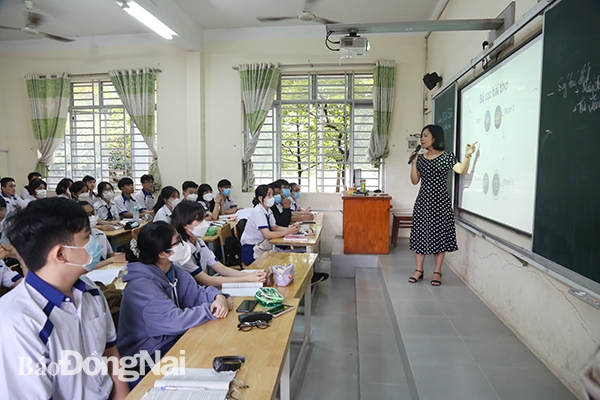 Giáo viên Trường THPT Nguyễn Hữu Cảnh (P.Long Bình Tân, TP.Biên Hòa) trong giờ dạy trên lớp