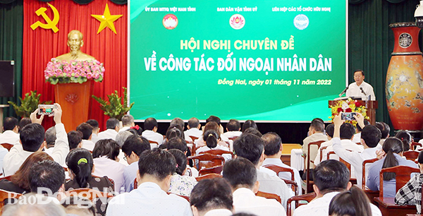 Ủy viên Ban TVTU, Trưởng ban Dân vận Tỉnh ủy Đào Văn Phước phát biểu tại hội nghị