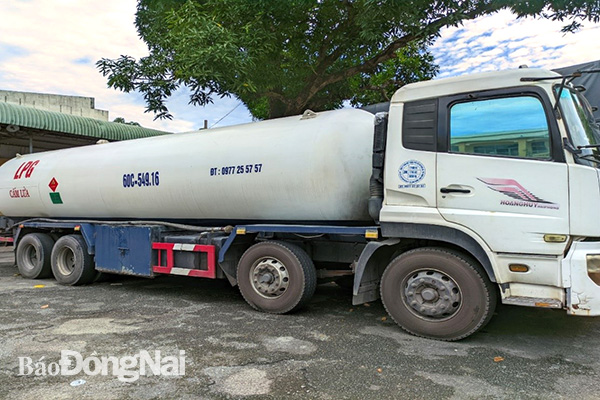 Chiếc xe bồn bị tạm giữ vì chở gần 4,1 ngàn kg khí LPG không rõ nguồn gốc xuất xứ. (Ảnh: Cục QLTT Đồng Nai)