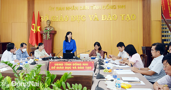 Bà Huỳnh Ngọc Kim Mai, Trưởng ban Văn hóa - xã hội HĐND tỉnh, Trưởng đoàn giám sát phát biểu tại buổi làm việc