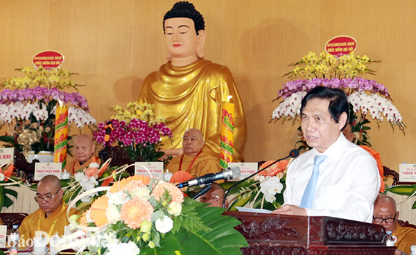 Phó chủ tịch UBND tỉnh Nguyễn Sơn Hùng phát biểu tại đại hội. Ảnh: Sông Thao