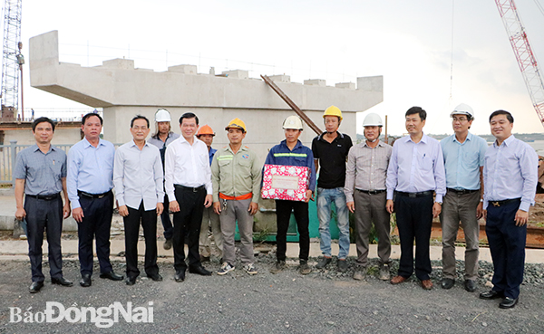  Ủy viên Trung ương Đảng, Bí thư Tỉnh ủy Nguyễn Hồng Lĩnh tặng quà lực lượng thi công dự án Cầu Vàm Cái Sứt 