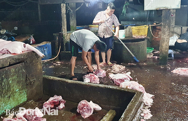 Đoàn kiểm tra phát hiện nhiều thịt heo được xử lý trên sàn nhà bẩn tại cơ sở giết mổ heo lậu của bà Nguyễn Thị Thơm (P.Trảng Dài, TP.Biên Hòa)