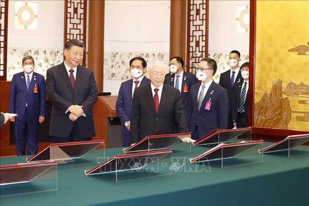 General Secretary of the Communist Party of Vietnam (CPV) Central Committee Nguyen Phu Trong and General Secretary of the Communist Party of China (CPC) and President of China Xi Jinping look at the signed cooperation documents.