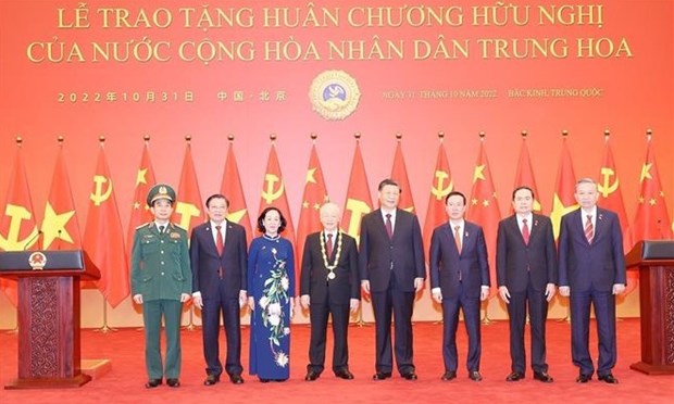 Party General Secretary Nguyen Phu Trong (4th, left), Party General Secretary and President of China Xi Jinping (4th, right) and other officials pose for a photo. 