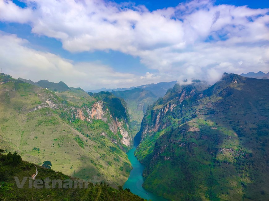 As well as buckwheat fields, Ha Giang province also boasts the green Nho Que River, which flows smoothly through majestic mountains all-year-round.