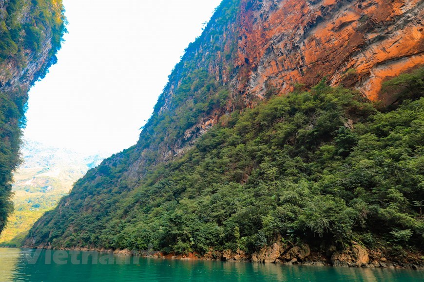 Nho Que River flows from Yunnan, China, through rugged wild mountains before arriving in Lung Cu commune in Ha Giang’s Dong Van district. 