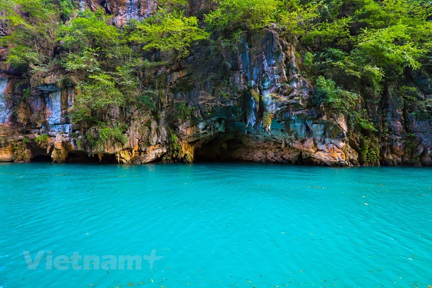 Most of the year, the Nho Que River boasts beautiful emerald-green water, shining between grey rocky foothills and next to dark green patches in a majestic space of old forests, mountains, and clouds.