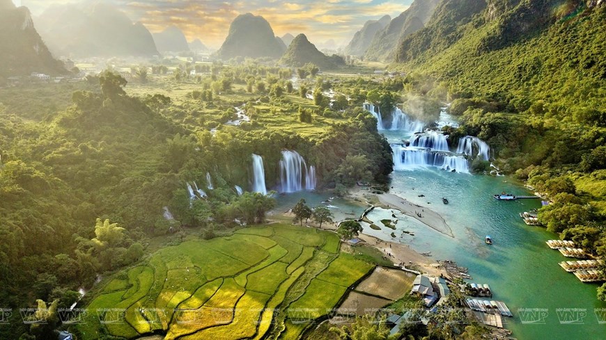 Ban Gioc Waterfall, located on the Vietnam-China borderline, is in Dam Thuy commune of Trung Khanh district. 