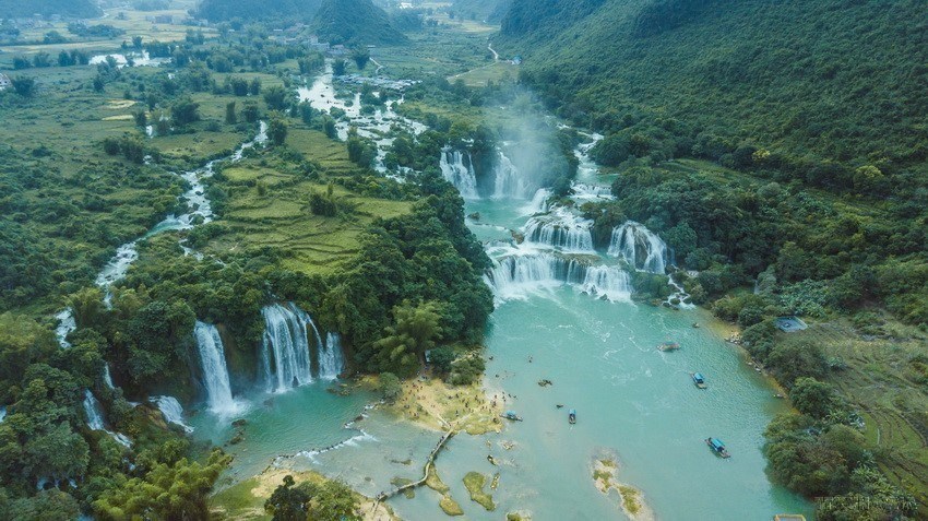 Ban Gioc Waterfall is 53 metres high and 300 metres wide. It has three levels with many smaller waterfalls. 