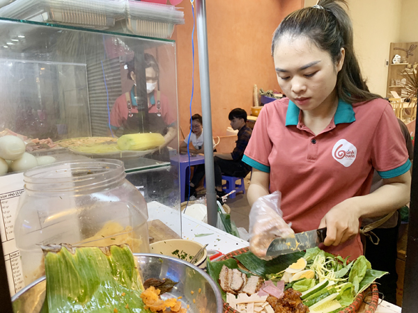 Cô gái Lê Thị Hồng Nhi chọn khởi nghiệp kinh doanh các món ngon xứ nẫu tại TP.Biên Hòa