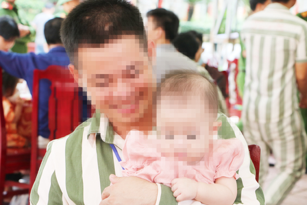 Phạm nhân T.M. ôm chặt con gái vào lòng trong Ngày hội gia đình năm 2022 tại Trại giam Xuân Lộc. Ảnh: T.Tâm