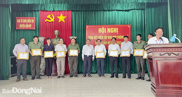Chủ tịch UBND huyện Cẩm Mỹ Huỳnh Tấn Thìn khen thưởng cho các cá nhân có thành tích trong diễn tập khu vực phòng thủ năm 2022