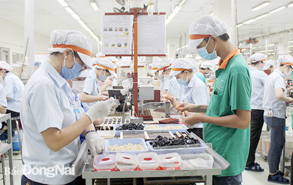 Công nhân Công ty TNHH Tokin Electronics (Khu công nghiệp Loteco Long Bình, TP.Biên Hòa) thực hiện nghiêm văn hóa doanh nghiệp trong giờ sản xuất