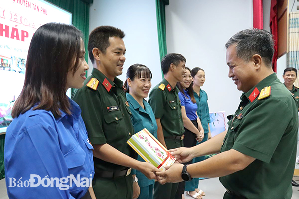 Thủ trưởng Ban Chỉ huy quân sự H.Tân Phú trao giải cho các đội tham gia thi tìm hiểu pháp luật trong Ngày Pháp luật