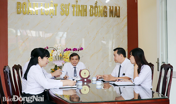 Luật sư Phạm Quốc Trung, Phó chủ nhiệm Đoàn Luật sư tỉnh cùng các luật sư họp bàn triển khai công tác tư vấn pháp luật miễn phí, hỗ trợ pháp lý cho đối tượng yếu thế trong xã hội