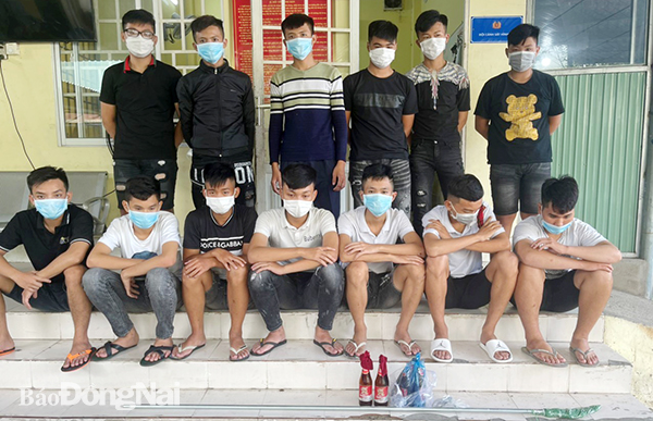 Nhóm đối tượng tham gia vụ ẩu đả bằng “bom xăng” tại TP.Biên Hòa vào tháng 5-2022 bị công an bắt giữ. Ảnh: T.Danh