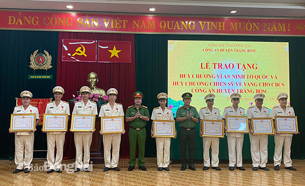 Công an H. Trảng Bom trao huy chương cho các cán bộ, chiến sĩ Công an H. Trảng Bom có cống hiến lâu năm trong lực lượng Công an
