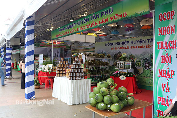 Đặc sản trái cây và các sản phẩm nông nghiệp của H.Tân Phú tại Tuần lễ Tôn vinh trái cây tổ chức tại TP.Long Khánh tháng 6-2022. Ảnh: N.Liên