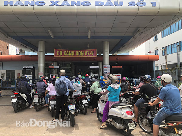 Khá đông người xếp hàng chờ đổ xăng tại một cửa hàng xăng dầu trên đường Nguyễn Ái Quốc (P.Trung Dũng, TP.Biên Hòa) vào trưa 11-11. Ảnh: Hải Hà