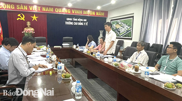 Bí thư Đảng ủy nhà trường Nguyễn Hồng Quang, trao đổi những kết quả thực hiện nhiệm vụ chính trị của nhà trường năm 2022.