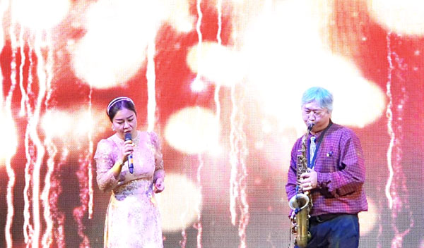 Ca sĩ Uyên Dung biểu diễn cùng nhạc sĩ Đoàn Quang Trung, Ban Âm nhạc, Hội Văn học nghệ thuật Đồng Nai
