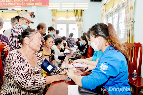 Người dân xã Mã Đà (H.Vĩnh Cửu) được các điều dưỡng của Bệnh viện Đa khoa Đồng Nai kiểm tra huyết áp trước khi bắt đầu khám bệnh