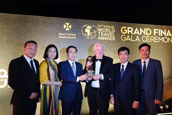Phó Chủ tịch Thường trực UBND tỉnh Vũ Việt Văn nhận giải thưởng Thị trấn du lịch hàng đầu thế giới đối với Khu du lịch quốc gia Tam Đảo