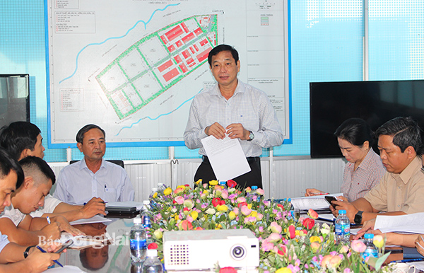 Phó chủ tịch UBND tỉnh Võ Văn Phi làm việc với Công ty TNHH thương mại môi trường Thiên Phước. Ảnh: Hoàng Lộc