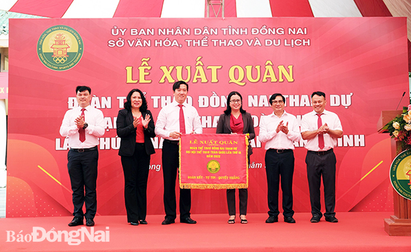Phó chủ tịch UBND tỉnh Nguyễn Sơn Hùng trao cờ xuất quân cho lãnh đạo Sở VHTT-DL. Ảnh: Đắc Nhân