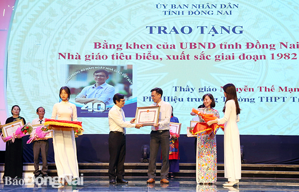 hó chủ tịch UBND tỉnh Nguyễn Sơn Hùng tặng bằng khen của UBND tỉnh cho các nhà giáo tiêu biểu