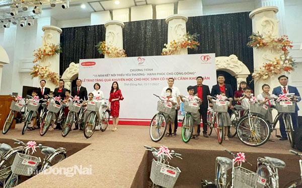 Quỹ “Vì cuộc sống tươi đẹp” trao tặng xe đạp cho học sinh