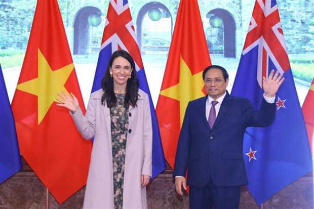 Prime Minister Pham Minh Chinh (R) welcomes New Zealand Prime Minister Jacinda Ardern.