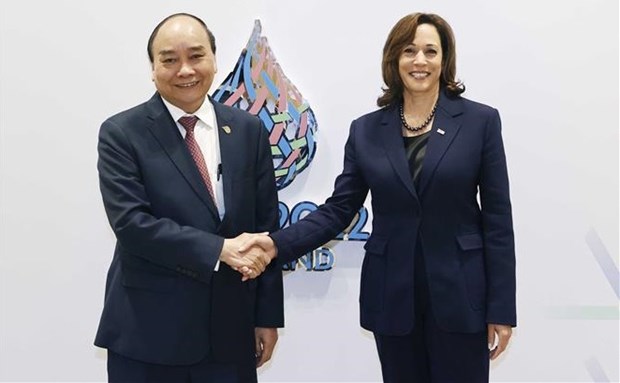 President Nguyen Xuan Phuc (L) and US Vice President Kamala Harris.