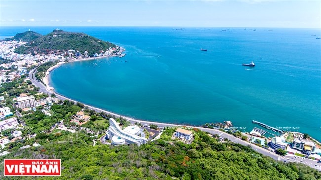 Bestowed with long sandy beach with calm crystal blue water, Ba Ria – Vung Tau is a perfect getaway for tourists. 