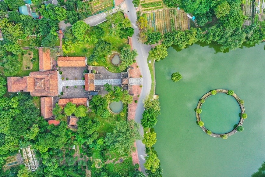 Co Loa Citadel, 20km north of Hanoi, appears to be the oldest such structure in Southeast Asia. The citadel was built under the reign of King An Duong Vuong (around the 2nd century BC). Its name "Co Loa" is derived from the Sino-Vietnamese for "old spiral" as the structure is built in a spiral shape. 